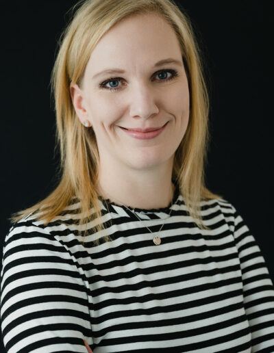Portrait der Geschäftsführerin Johanna Wirsing-Schneider.